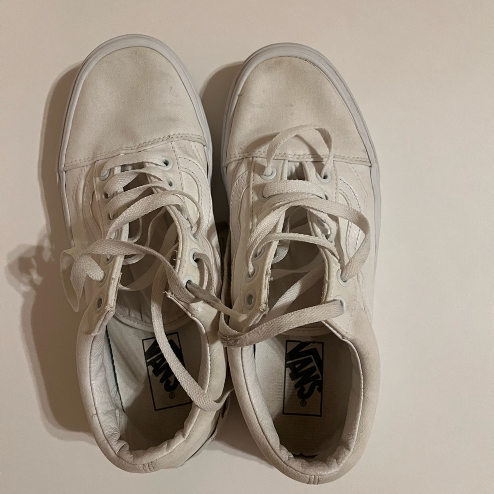 Cool vans!! Bleached and a little dirty but a must have! Perfect for teens!
